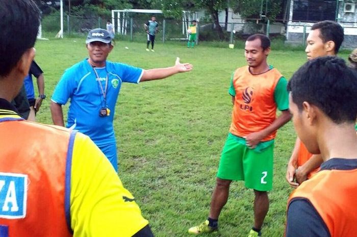 Pemain Persebaya saat mendengarkan arahan pelatih Achmadi Rosyidin saat latihan rutin di lapangan Persebaya.