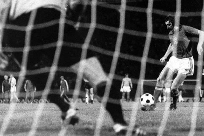 (ilustrasi) Antonin Panenka ketika mengeksekusi penalti legendarisnya itu dalam laga final Piala Eropa 1976 antara Republik Ceska dan Jerman Barat di Belgrade, Yugoslavia, 20 Juni 1976.