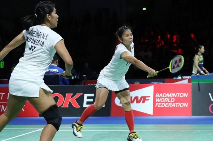 Pasangan ganda putri Indonesia, Nitya Krishinda Maheswari/Greysia Polii, berupaya mengembalikan kok pukulan Jung Kyung-eun/Shin Seung-chan (Korea Selatan) yang menjadi lawan pada babak semifinal Denmark Terbuka di Odense Sports Park, Sabtu (22/10/2016).