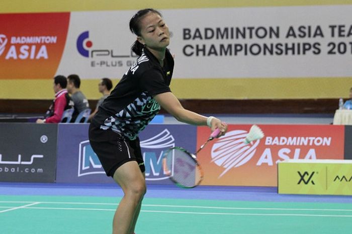 Pebulu tangkis tunggal putri Indonesia, Fitriani, mengembalikan kok ke arah Chen Yufei pada perebutan juara Grup Z Kejuaraan Beregu Asia. Fitriani menang 16-21, 21-12, 21-15  di Stadium Sultan Abdul Halim, Kamis (8/2/2018).