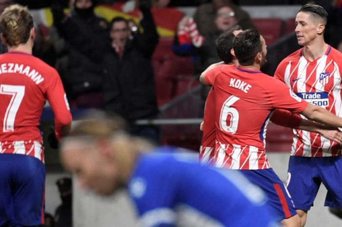 Penyerang Atletico Madrid, Fernando Torres, melakukan selebrasi setelah mencetak gol ke gawang Deportivo Alaves pada laga lanjutan Liga Spanyol di Stadion Wanda Metropolitano, Sabtu (16/12/2017) waktu setempat.