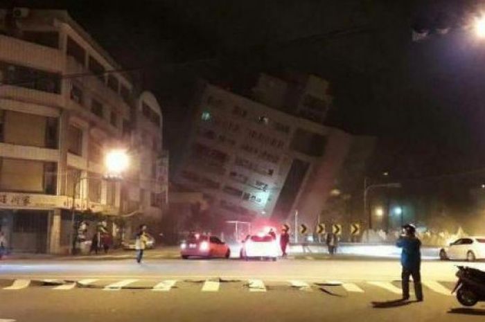 Gedung roboh karena gempa yang mengguncang Taiwan, Selasa (6/2/2018).