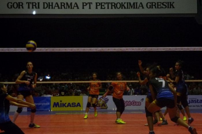 Pemain Bandung Bank BJB Pakuan, Netty Dyah Puspitarani, menerima bola yang dilepas tim putri Jakarta BNI Taplus pada laga seri kesatu putaran kedua di GOR Tridharma, Gresik, Jawa Timur, Minggu (5/3/2017). BJB Pakuan menang 3-1 (23-25, 25-18, 25-18, 25-22).
