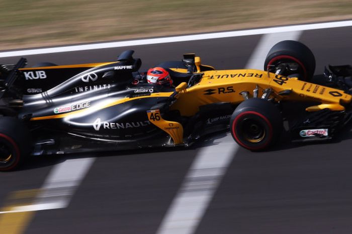 Robert Kubica mengendarai mobil tim Renault dalam in-season test hari kedua pada Rabu (2/8/2017)