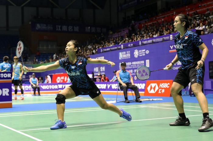 Pasangan ganda putri Indonesia, Anggia Shitta Awanda (kanan)/Ni Ketut Mahadewi Istarani, saat menjalani laga melawan Yuki Fukushima/Sayaka Hirota (Jepang), pada babak kesatu China Open 2018 di Changzhou, Rabu (19/9/2018). 