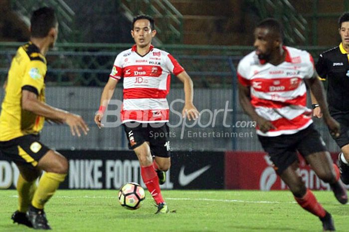 Pemain Madura United, Slamet Nurcahyo (tengah), saat tampil melawan Barito Putera dalam laga pekan ke-33 Liga 1 di Stadion Gelora Bangkalan, Bangkalan, Minggu (5/1/2017).