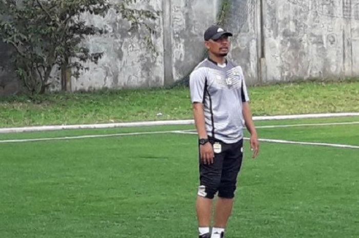 Herrie Setyawan memimpin latihan Persib Bandung di Lapangan Lodaya, Jumat (1/9/2017). 