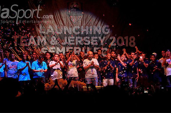 Suasana peluncuran tim dan jersey Semeru FC untuk kompetisi Liga 2 2018 yang berlangsung di Alun-alun Kabupaten Lumajang, Jawa Timur, Jumat (13/04/2018) malam.