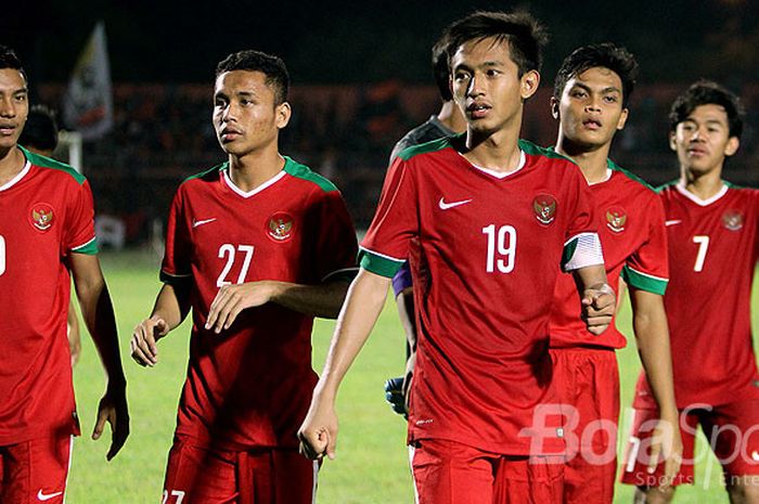 Striker timnas Indonesia U-19, Hanis Saghara Putra (19), bersama rekan setimnya meninggalkan lapangan usai menjalani laga uji coba melawan Persibo Bojonegoro di Stadion Letjen H Soedirman Bojonegoro, Jawa Timur, Sabtu (17/06/2017) malam.