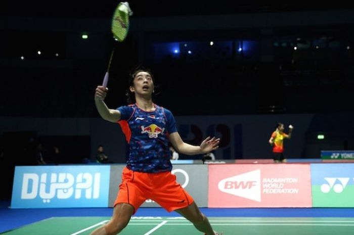 Pebulu tangkis tunggal putri China, Wang Shixian, berusaha mengembalikan kok dari pemain Korea Selatan, Sung Ji-hyun, pada turnamen BWF Superseries Finals di Dubai, 10 Desember 2015.