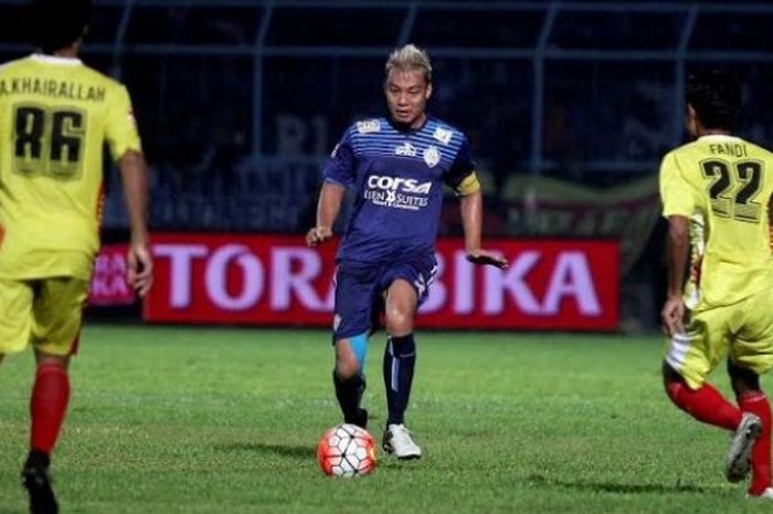 Kapten sekaligus bek Arema, Hamka Hamzah ditengag dua pemain Bhayangkara Surabaya United di Stadion Kanjuruhan, Kabupaten Malang, 15 Mei 2016. 