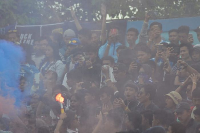 Suporter Persib Bandung, bobotoh, menyalakan flare dan smokebomb seusai pertandingan melawan PSCS Cilacap pada babak 64 besar Piala Indonesia 2018 di Stadion Wijayakusuma, Rabu (5/12/2018).