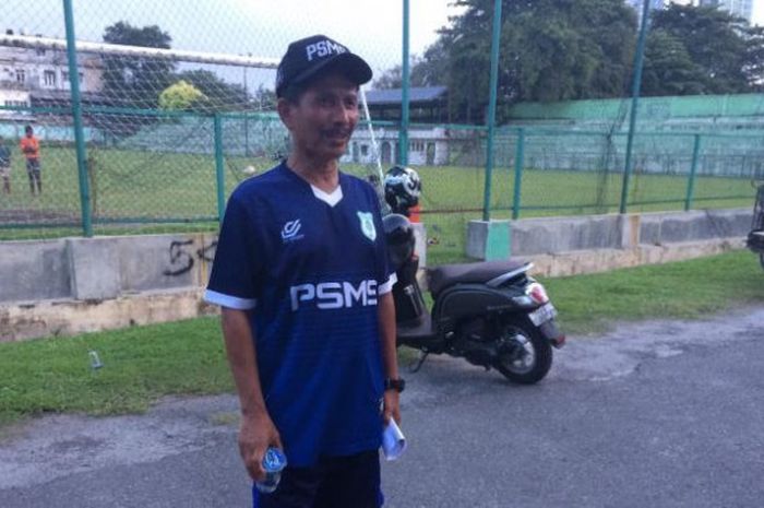 Pelatih PSMS Medan, Djadjang Nurdjaman seusai memimpin latihan timnya di Stadion Kebun Bunga, Kota Medan, Minggu (24/9/2017). 
