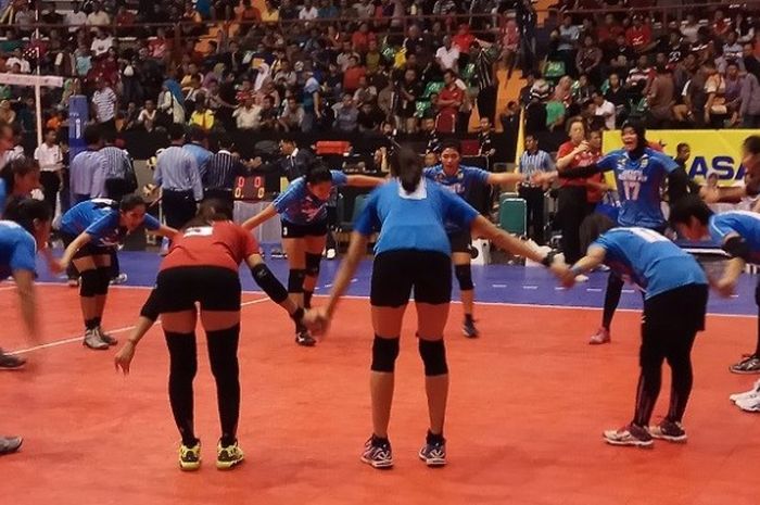 Para pemain tim voli putri Jakarta Elektrik PLN melakukan selebrasi seusai mengalahkan Gresik Petrokimia pada laga hari kedua final four seri I, di GOR Sritex Arena, Solo, Sabtu (8/4/2017).