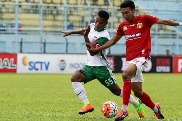 Penyerang Bhayangkara FC, Dendi Sulistyawan (kanan) mencoba melewati hadangan bek PS TNI, Manahati Lestusen pada laga kedua Grup B Piala Presiden 2017 di Stadion Kanjuruhan, Kab Malang, Sabtu (11/2/2017) sore. 