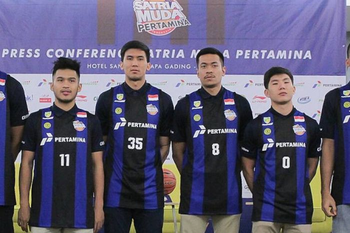 Tim Satria Muda Pertamina Jakarta memperkenalkan alternatif jersey baru mereka pada pertengahan musim IBL 2017-2018 di Hotel Santika Premiere, Kelapa Gading, Jakarta, Minggu (7/1/2018),