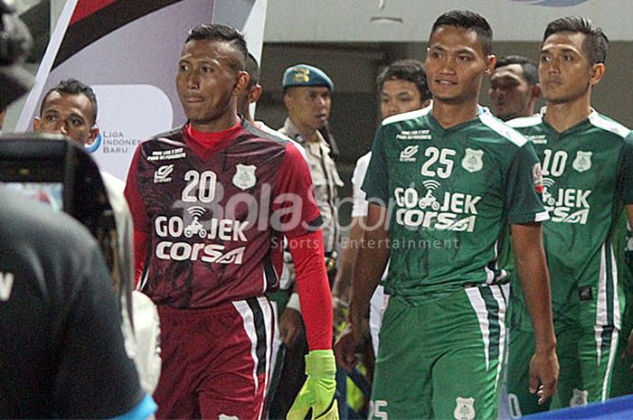 Penjaga gawang PSMS Medan, Abdul Rohim (kiri), saat tampil di partai final Liga 2 tahun 2017 melawan Persebaya Surabaya di Stadion Gelora Bandung Lautan Api, Bandung, Selasa (28/11/2017).