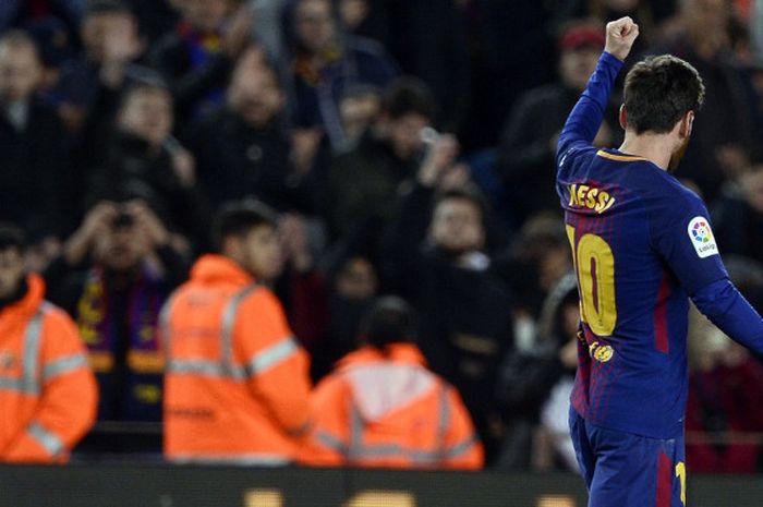 Megabintang FC Barcelona, Lionel Messi, merayakan gol yang dia cetak ke gawang Deportivo Alaves, dalam laga Liga Spanyol di Stadion Camp Nou, Barcelona, pada 28 Januari 2018.