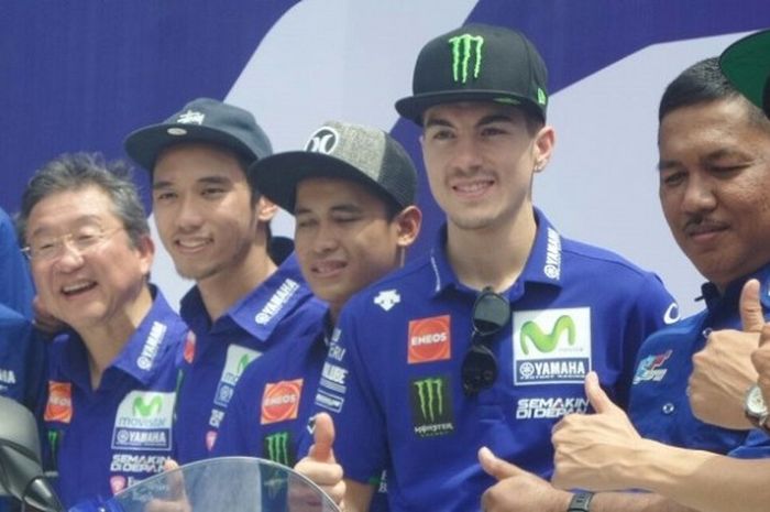 Pebalap Movistar Yamaha, Maverick Vinales (ketiga dari kanan), berfoto seusai memberikan komentar soal motor Yamaha All New R15, di Sirkuit Sentul, Bogor, Jawa Barat, Senin (23/1/2017).