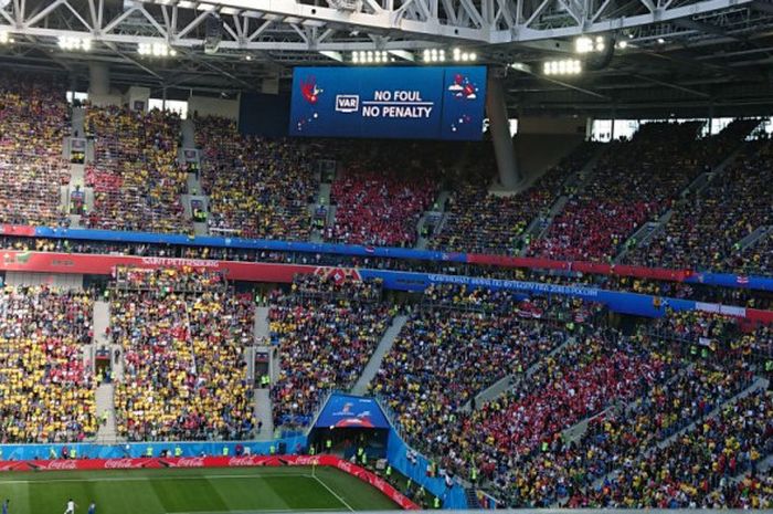 Jumbotron di Stadion St Petersburg menunjukkan keputusan VAR yang menganulir penalti Brasil saat menghadapi Kosta Rika pada pertandingan Grup E Piala Dunia 2018, 22 Juni 2018. 