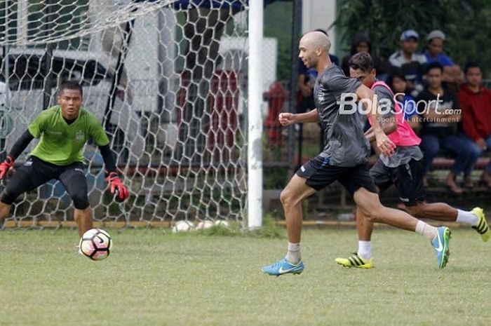 Striker asal Brasil, Bruno Silva (sepatu biru) saat menjalani sesi latihan bersama skuat PSIS Semarang.