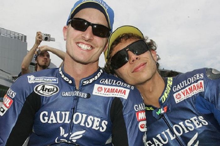 Colin Edward dan Valentino Rossi saat membela tim Gauloises Yamaha tahun 2005.