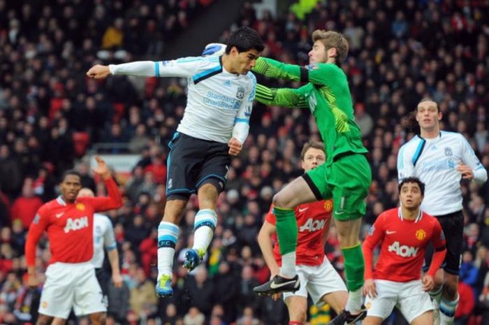 Luis Suarez menyundul bola ke arah gawang kiper David de Gea dalam partai Liga Inggris antara Manchester United lawan Liverpool di Old Trafford, 11 Februari 2012.