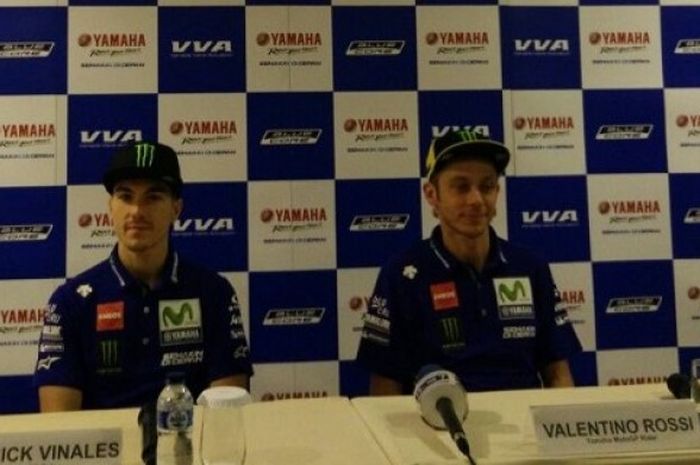 Dua pebalap Movistar Yamaha, Maverick Vinales (kiri) dan Valentino Rossi dalam konferensi pers di kawasan Kuningan, Jakarta, Minggu (22/1/2017).