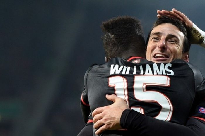 Aritz Aduriz dan Inaki Williams merayakan gol Athletic Bilbao ke gawang FC Augsburg pada lanjutan Liga Europa, Kamis (26/11/2015).