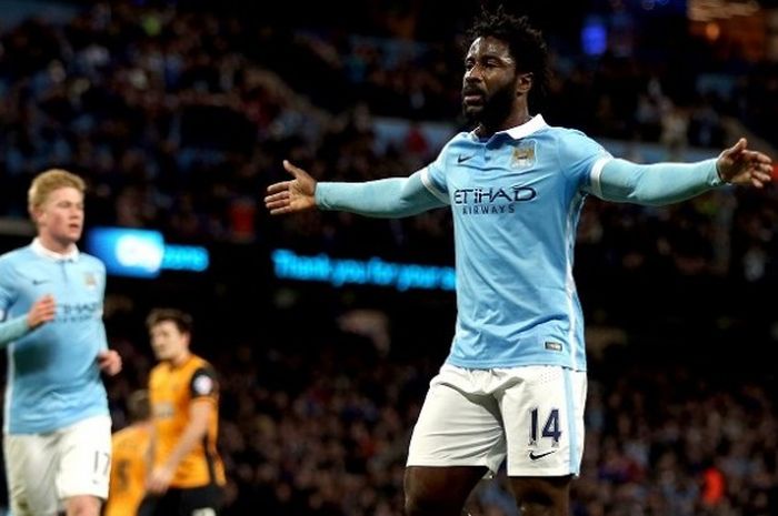 Bomber Manchester City, Wilfried Bony (kanan), melakukan selebrasi usai membobol gawang Hull City pada laga perempat final Piala Liga Inggris di Stadion Etihad, Selasa (1/12/2015) waktu setempat.