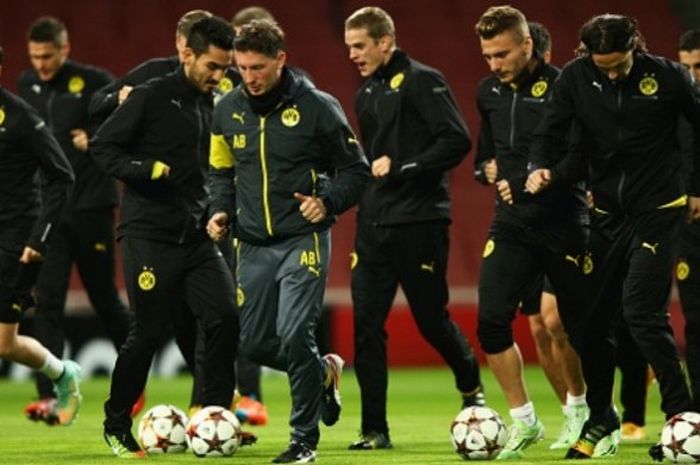 Para pemain Borussia Dortmund, berlatih jelang laga Liga Champions di Stadion Emirates pada November 2014.