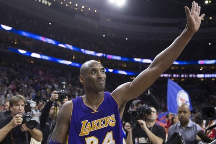 Bintang LA Lakers, Kobe Bryant, dalam laga kontra Philadelphia 76ers pada Selasa (1/12/2015).