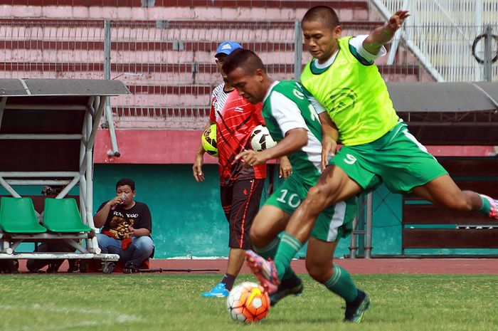 Guntur Triaji dan Dimas Drajad saat menggelar latihan di stadion Gelora Delta Sidoarjo.