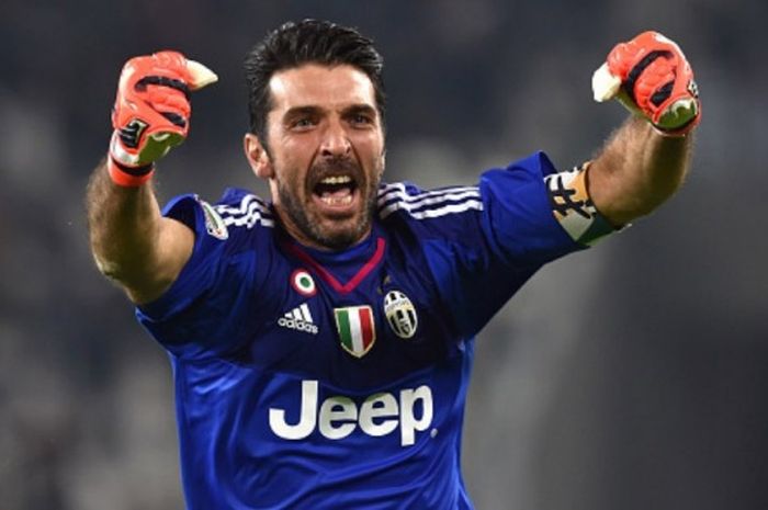 Kiper Juventus, Gianluigi Buffon, merayakan gol yang dicetak rekan setimnya, Juan Cuadrado, dalam pertandingan Serie A kontra Torino di Stadion Juventus, Turin, Italia, 31 Oktober 2015.