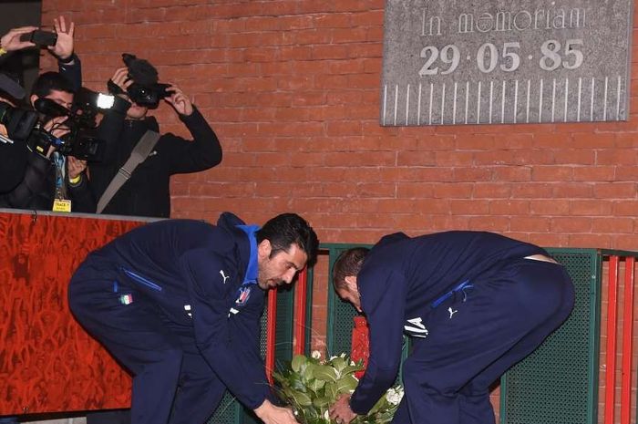 Gianluigi Buffon dan Giorgio Chiellini memberikan penghormatan di depan plakat peringatan tragedi Heysel, Kamis (12/11/2015).