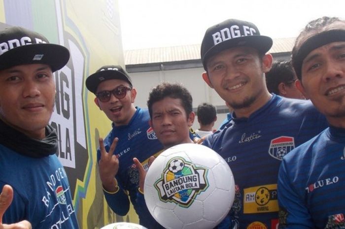 Pemain Bandung Football Celebrity mejeng usai bermain street soccer pada acara Bandung Lautan Bola di lapangan Lodaya Bandung, Minggu (13/12/2015). 