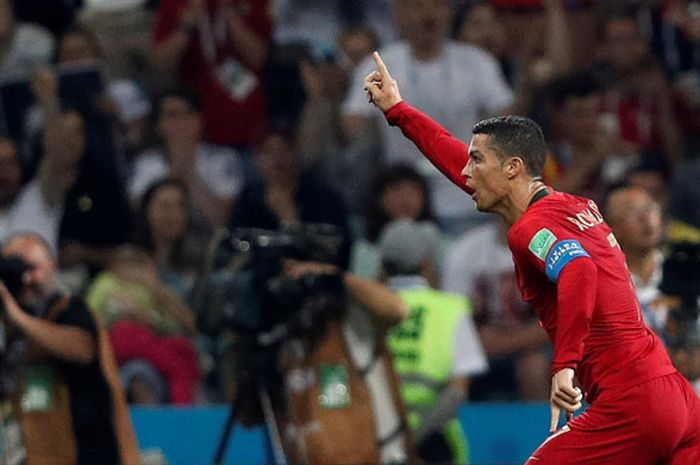 Penyerang Portugal, Cristiano Ronaldo, merayakan gol yang dicetak ke gawang Spanyol dalam laga Grup B Piala Dunia 2018 di Fisht Stadium, Sochi, Rusia pada 15 Juni 2018.