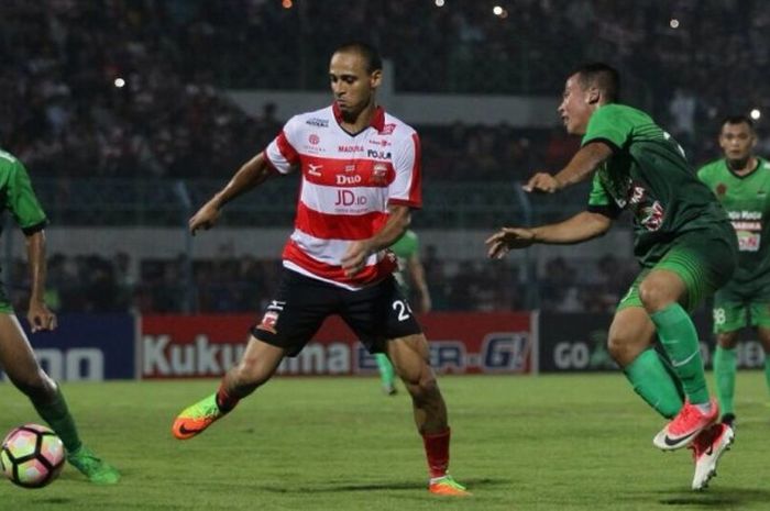 Aksi striker sekaligus marquee player Madura United (MU), Peter Odemwingie (tengah), pada laga pekan ketujuh Liga 1 musim 2017 kontra PS TNI di Stadion Gelora Bangkalan, Madura, Jumat (19/5/2017). Laga berakhir untuk kemenangan MU dengan skor 4-1.