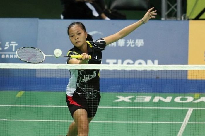 Pebulu tangkis tunggal putri Indonesia, Fitriani, sedang berusaha mengembalikan kok ketika menghadapi Ho Yen Mei (Malaysia) di Hsing Cuang Gymnasium, Rabu (12/10/2016). Fitriani kalah dengan skor 9-11, 13-15, 11-6, 6-11. 