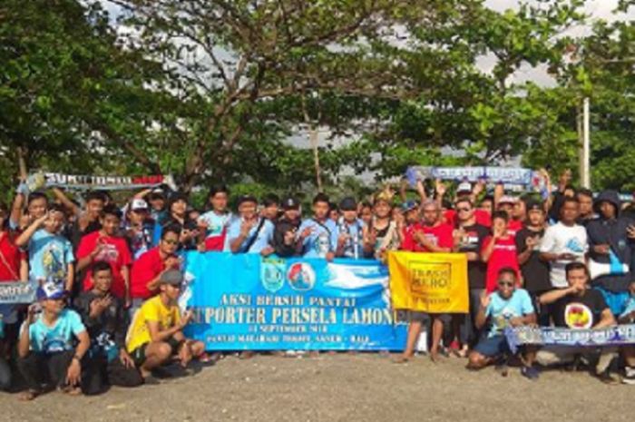 La Mania dan Semeton Dewata menggelar aksi bersih-bersih pantai jelang Bali United kontra Persela Lamongan, Selasa (11/9/2018)
