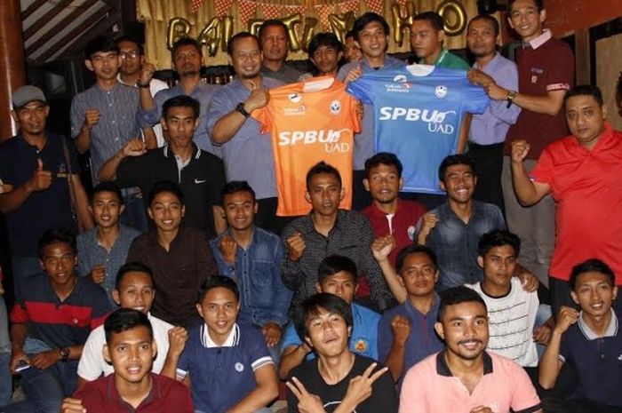 Para pemain dan jajaran pelatih serta pengutus UAD FC berpose bersama dan mereka siap mengarungi persaingan Liga 3 musim 2017 wilayah DI Yogyakarta. 