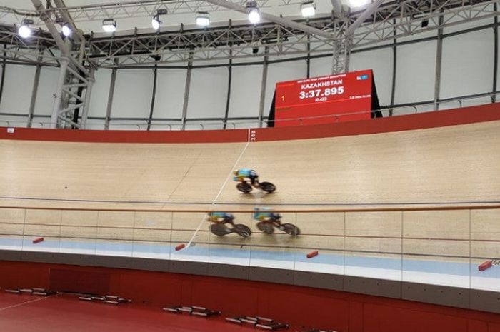 Atlet balap sepeda Kazakstan sedang menjalani perlombaan kualifikasi team pursuit Asian Track Championships 2019, di Jakarta International Velodrome, Rawamangun, Jakarta Timur, Rabu (9/1/2019).