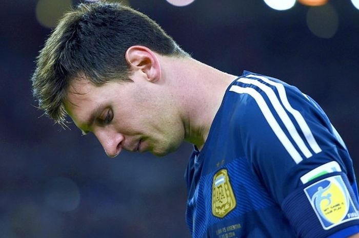 Kapten tim nasional Argentina, Lionel Messi, tertunduk lesu usai dikalahkan Jerman 0-1 dalam laga final Piala Dunia 2015 di Stadion Maracana, Rio de Janeiro, Brasil, 13 Juli 2014.