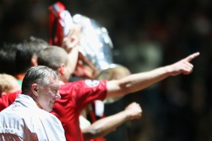 Manajer Manchester United, Sir Alex Ferguson, merayakan keberhasilan timnya memenangi Liga Champions setelah mengalahkan Chelsea dalam laga final di Stadion Luzhniki, Moscow, Rusia, pada 21 Mei 2008.