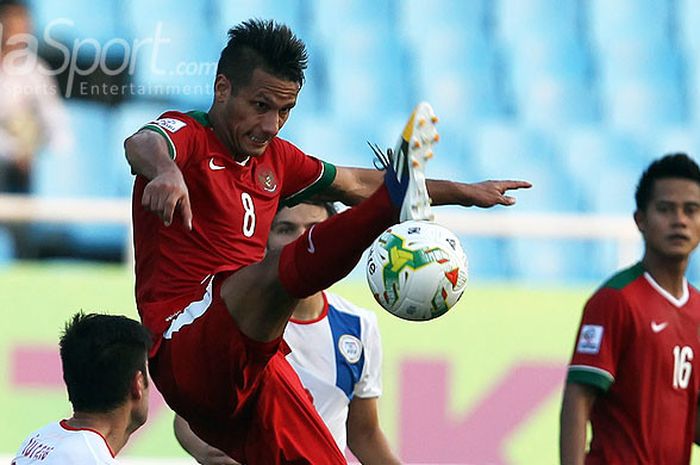 Aksi gelandang timnas Indonesia, Raphael Maitimo, saat melawan Filipina dalam laga Piala AFF 2014 di