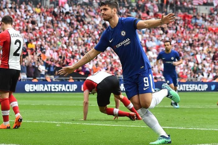 Penyerang Chelsea, Alvaro Morata, merayakan gol yang ia cetak ke gawang Southampton pada laga semifinal Piala FA 2017-2018 di Stadion Wembley, London, Inggris, pada Minggu (22/4/2018).