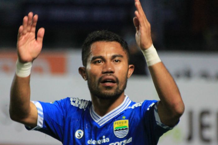 Bek kiri Persib Bandung asal Ternate, Ardi Idrus saat menyapa Bobotoh seusai mengalahkan PSM Makassar di Stadion Gelora Bandung Lautan Api (23/5/2018).