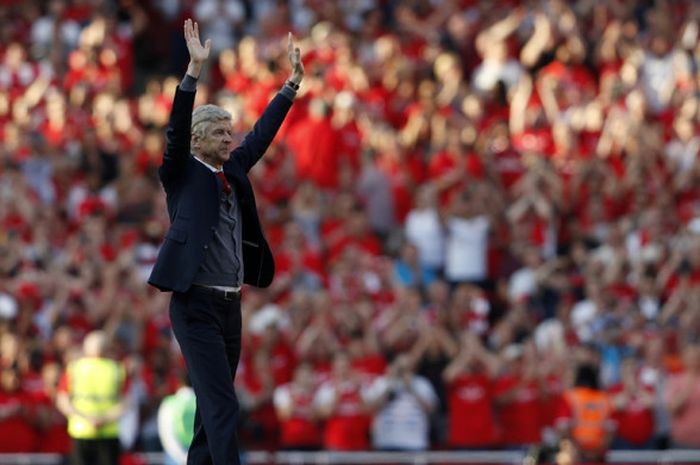 Pelatih Arsenal, Arsene Wenger, menyapa suporter seusai laga Liga Inggris kontra Burnley di Stadion Emirates, London pada 6 Mei 2018.