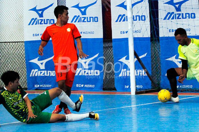 Pemain UIN berupaya mencetak gol ke gawang APMD pada laga Mizuno University Futsal Tournament di Planet Futsal, Sleman, Yogyakarta, Sabtu (12/5/2018).