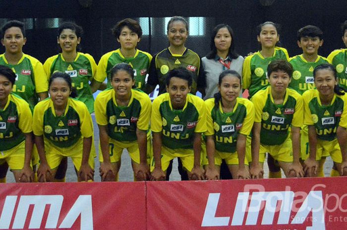Tim Futsal Putri UNJ berfoto bersama sebelum pertandingan Futsal Nationals.